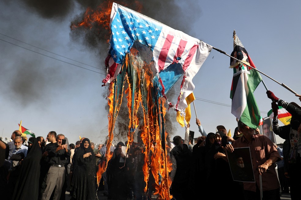Iranianos queimam bandeira dos EUA em manifestação em apoio a ataque do Irã a Israel — Foto: Majid Asgaripour/WANA via REUTERS