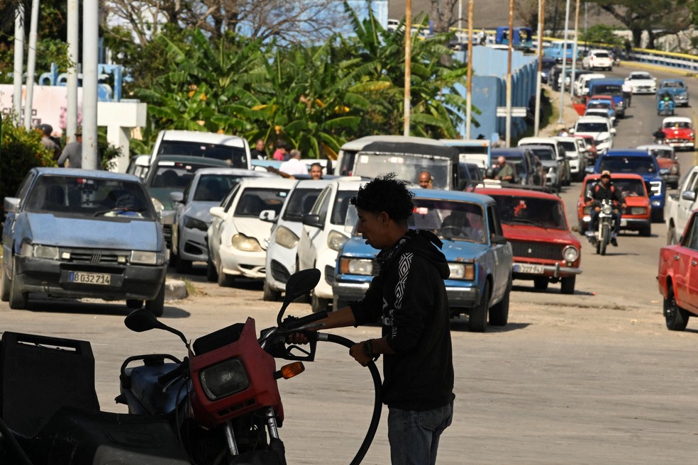 Um motorista abastece seu carro em um posto de gasolina de Havana, em 5 de fevereiro de 2026 — Foto: REUTERS/Norlys Perez