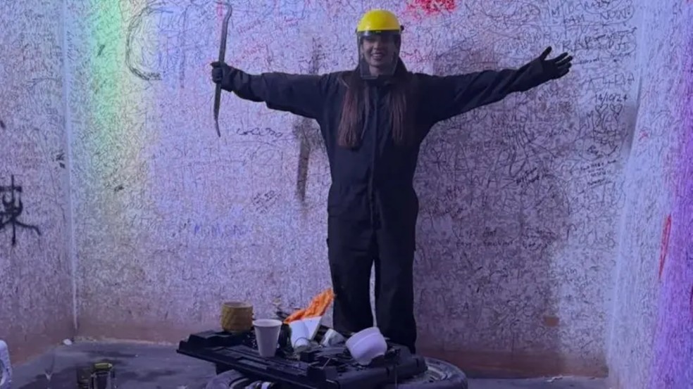 Deena conta que visitou uma 'sala da fúria' para experimentar algo diferente — Foto: BBC