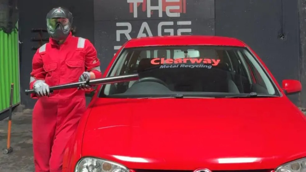 Para Shuka Piryaee, ir a uma 'sala da fúria' é 'uma forma divertida e ridícula de reset' — Foto: Shuka Piryaee via BBC