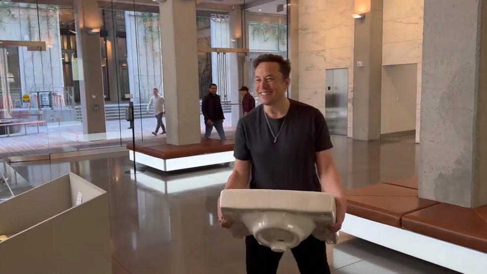 Elon Musk entra na sede do Twitter carregando uma pia, para marcar o início da nova gestão, em 2022 — Foto: Reprodução/Twitter