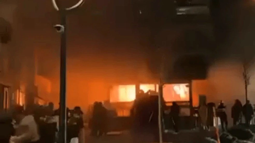 O que se sabe sobre explosão e incêndio em bar de estação de esqui na Suíça — Foto: Reprodução/Redes sociais via BBC