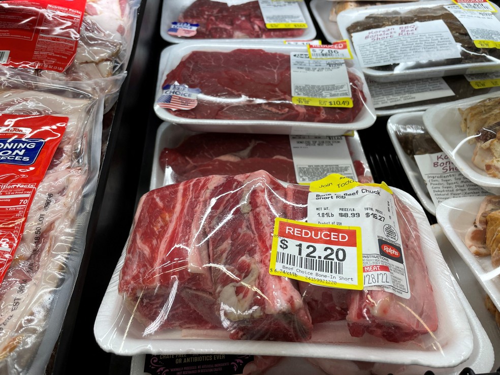 Preço da carne em um supermercado em Los Angeles, em 27 de maio de 2022. — Foto: Reuters