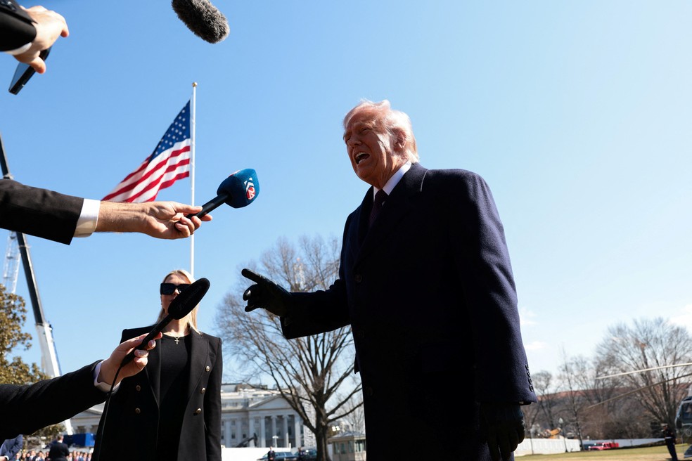 Donald Trump conversando com repórteres na Casa Branca — Foto: REUTERS/Evelyn Hockstein