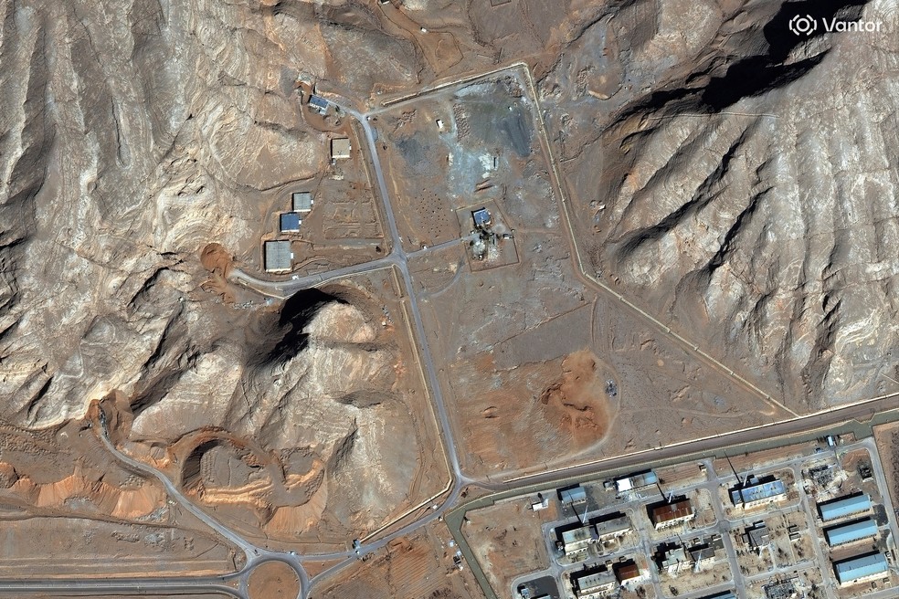 Imagem de satélite mostra instalação nuclear de Isfahan, no centro do Irã, com reformas recentes nas entradas de túneis, em 10 de fevereiro de 2026. — Foto: Vantor/Handout via REUTERS