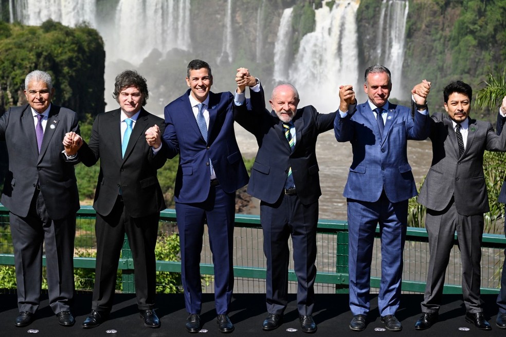 Cúpula do Mercosul. Da esquerda para a direita: o presidente do Panamá, José Raúl Mulino; o presidente da Argentina, Javier Milei; o presidente do Paraguai, Santiago Peña; o presidente do Brasil, Luiz Inácio Lula da Silva; o presidente do Uruguai, Yamandú Orsi; e o ministro das Relações Exteriores da Bolívia, Fernando Aramayo. Foz do Iguaçu (PR), no Brasil, em 20 de dezembro de 2025. — Foto: EVARISTO SA/AFP