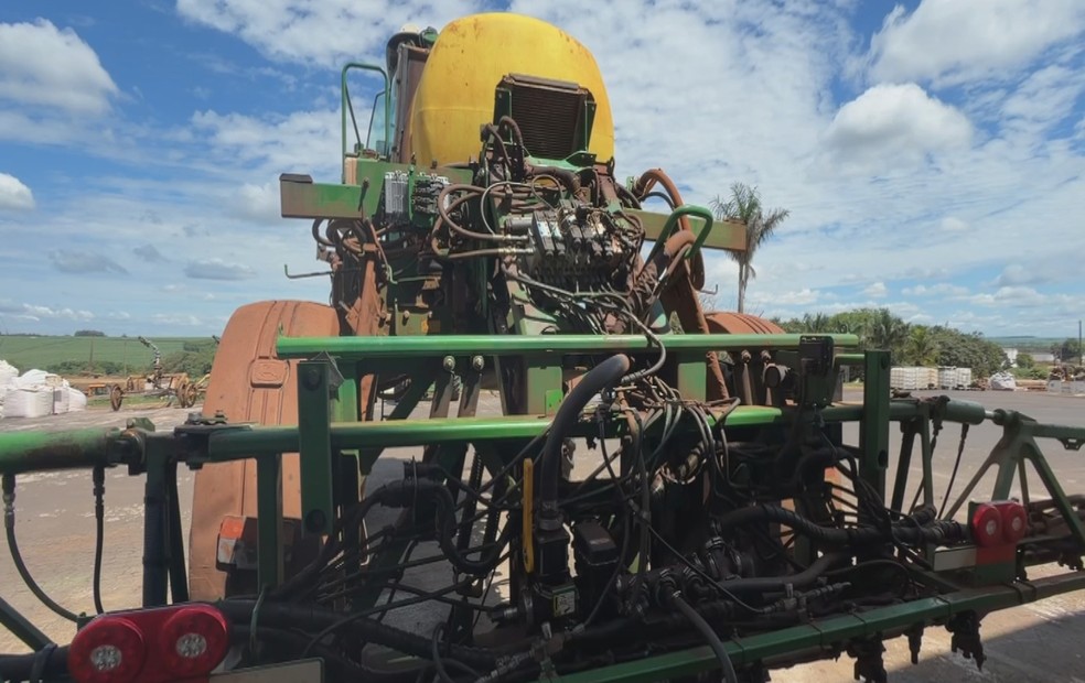 Colhedoras passam por revisão completa durante a entressafra em usina de Catanduva (SP) — Foto: TV TEM/Reprodução