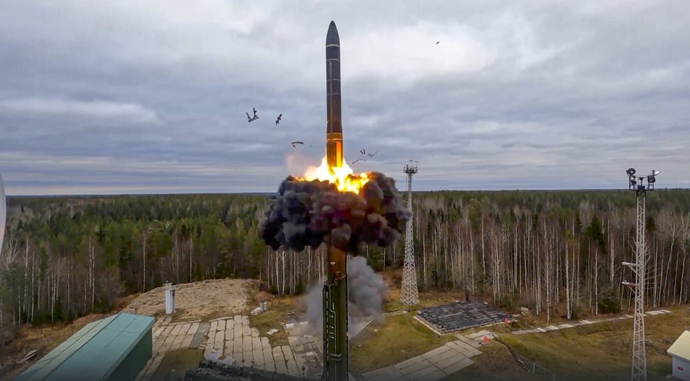 Míssil intercontinental balístico russo Yars é lançado em exercício de guerra nuclear em Plesetsk, em 2022 — Foto: Ministério da Defesa da Rússia/AP Photo