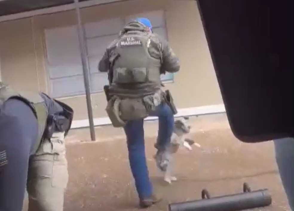 Agente federal dos EUA chuta cachorro durante abordagem em Memphis, em 4 de fevereiro de 2026 — Foto: Redes sociais