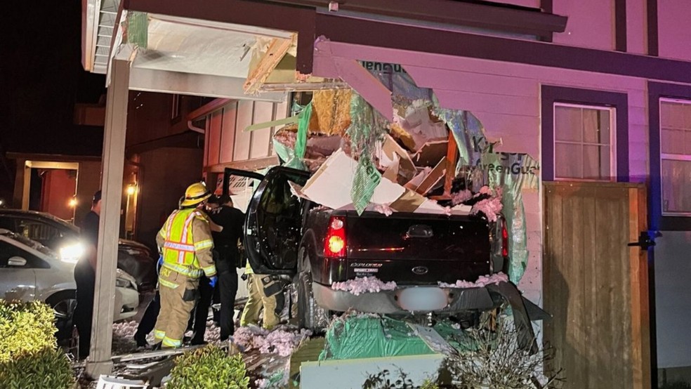 Carro em alta velocidade 'voa' para dentro de casa em Tigard, nos Estados Unidos, em 13 de fevereiro de 2026. — Foto: Divulgação/Polícia de Tigard