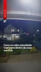 Carro em alta velocidade 'voa' para dentro de casa nos EUA