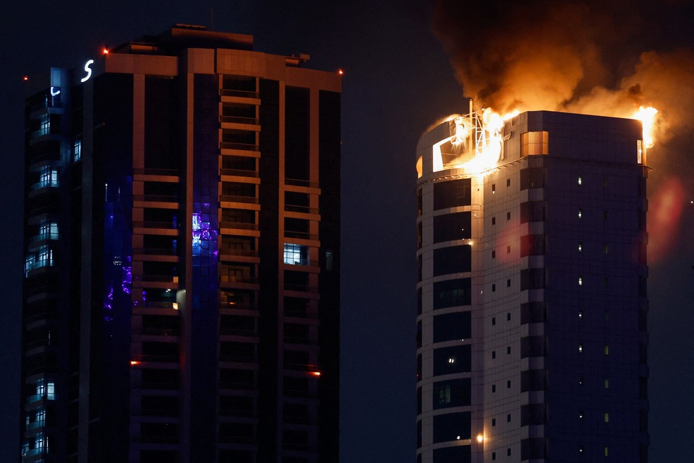 Fumaça sobe de um prédio em chamas atingido por um ataque de drone iraniano no Bahrein, em 28 de fevereiro de 2026 — Foto: REUTERS/Hamad I Mohammed