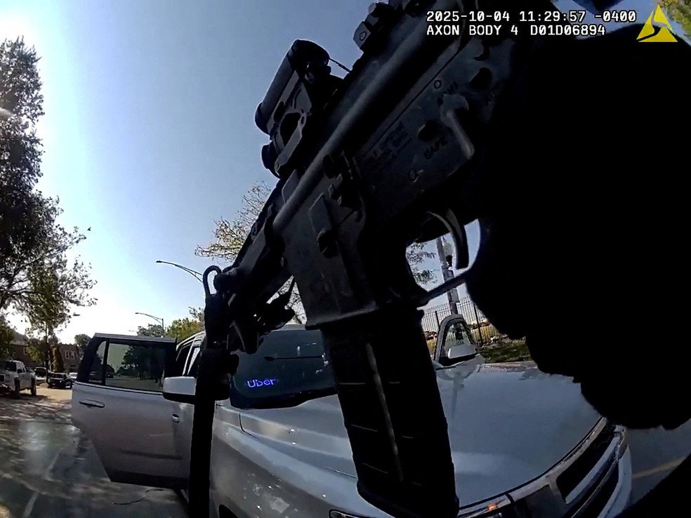 Agente da Polícia de Fronteira segura arma após professora ser baleada nos EUA — Foto: U.S. Attorney's Office via REUTERS