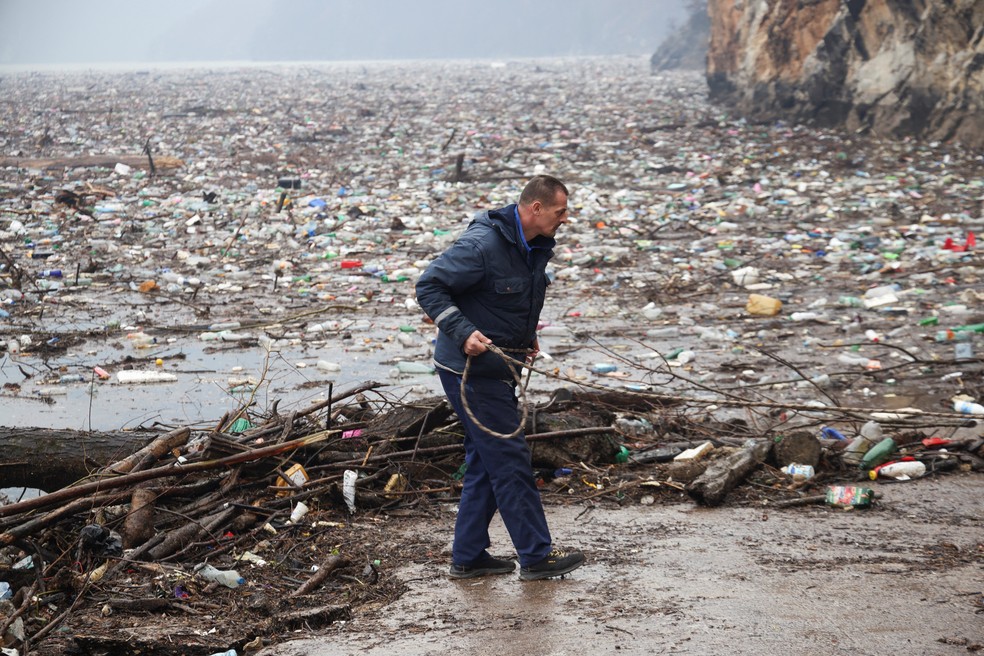 Trabalhador tenta fazer a limpeza do rio Drina, na Bósnia e Herzegovina — Foto: REUTERS/Amel Emric