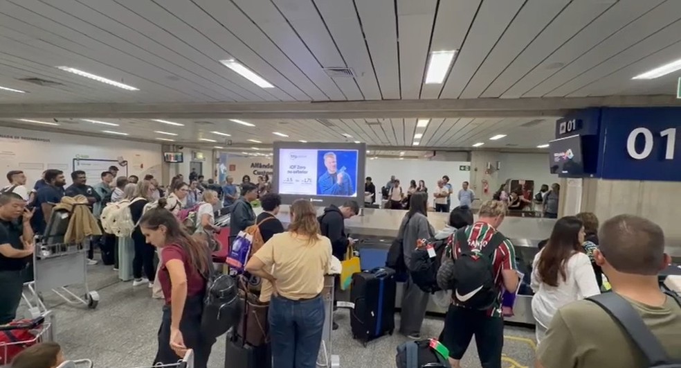 Passageiros aguardam bagagens de voo do Rio para Dubai que teve que retornar para o Brasil após ataques ao Irã — Foto: Ricardo Abreu/GloboNews