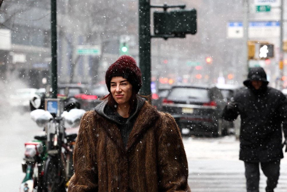 Uma mulher caminha pela Terceira Avenida, no bairro de Manhattan, em Nova York, em 22 de fevereiro de 2026. — Foto: CHARLY TRIBALLEAU / AFP