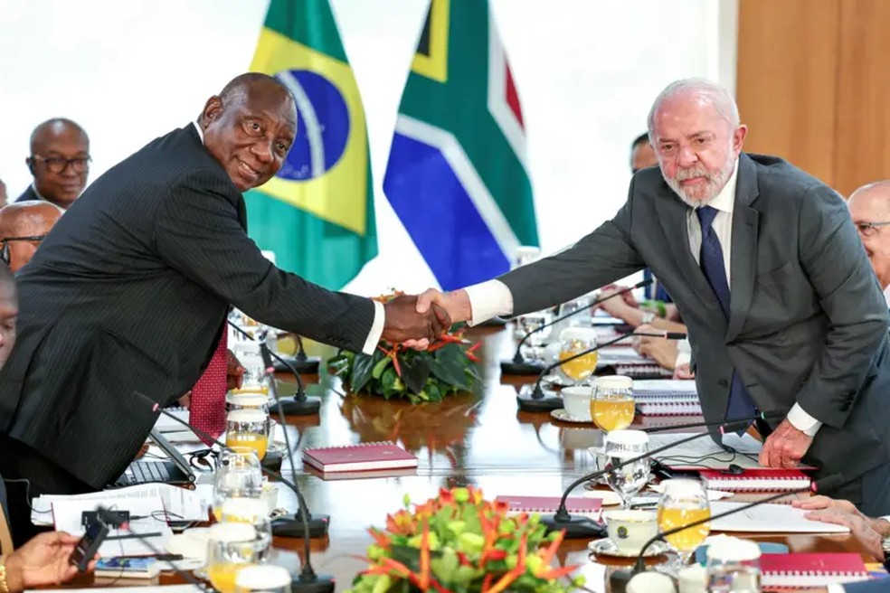 'Queremos repensar o papel da exploração dos recursos naturais e fortalecer as cadeias produtivas dos nossos territórios', disse Lula durante visita do presidente da África do Sul, Cyril Ramaphosa (à esq.) — Foto: Fabio Rodrigues-Pozzebom/ Agência Brasil