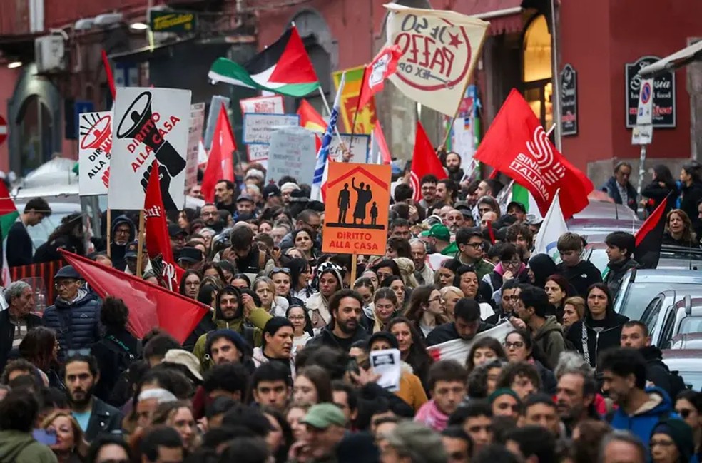 Protesto contra empresas de locação temporária em Nápoli, na Itália — Foto: Getty images