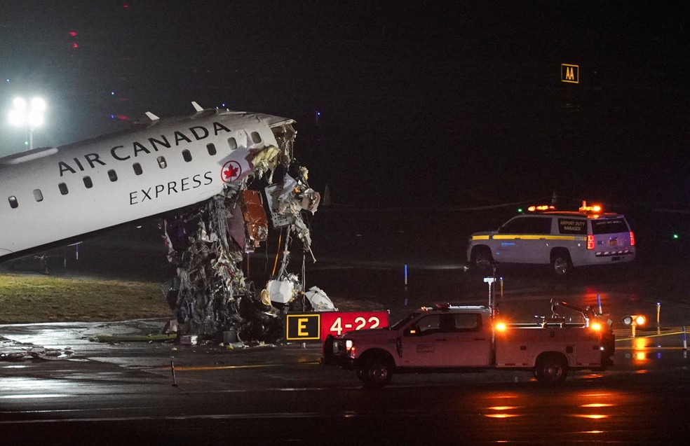 Bico de avião da Air Canada após colisão com caminhão de bombeiros no aeroporto LaGuardia, em Nova York, nos EUA, em 22 de março de 2026. — Foto: Bing Guan/ Reuters