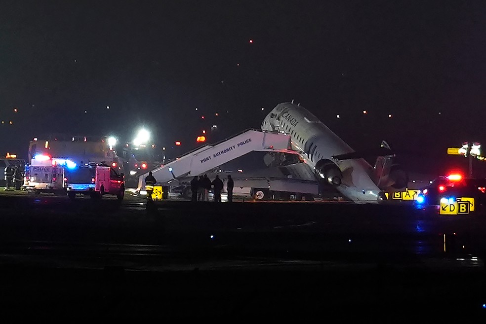 Jato da Air Canada parado na pista do Aeroporto LaGuardia, nesta segunda-feira, 23 de março de 2026, após colidir com um veículo da Autoridade Portuária em Nova York. — Foto: Ryan Murphy/AP