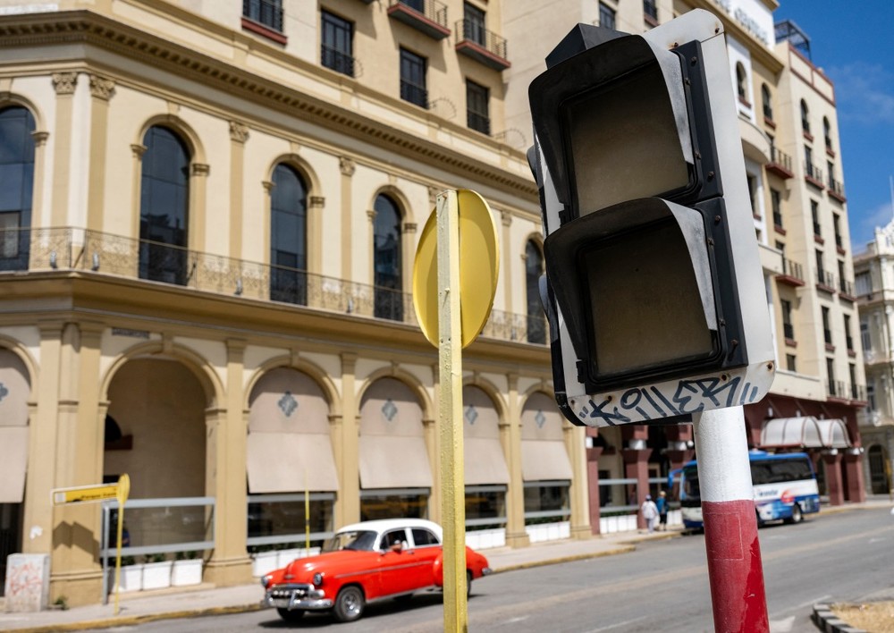 Semáforos estão apagados em Havana nesta quarta-feira — Foto: Yamil Lage/AFP