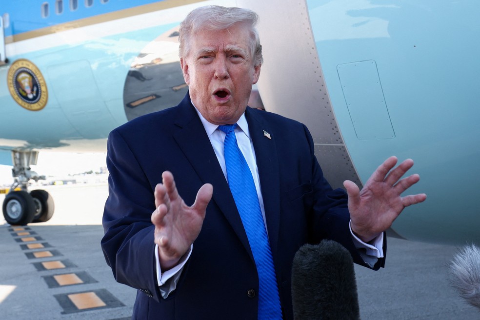 Presidente dos EUA, Donald Trump, fala com repórteres em aeroporto na Flórida, nos Estados Unidos, em 23 de março de 2026. — Foto: REUTERS/Kevin Lamarque