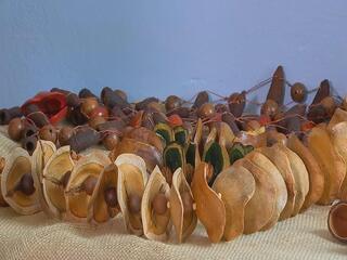 Artesãs de Itapetininga transformam matéria-prima da natureza em joias biodegradáveis