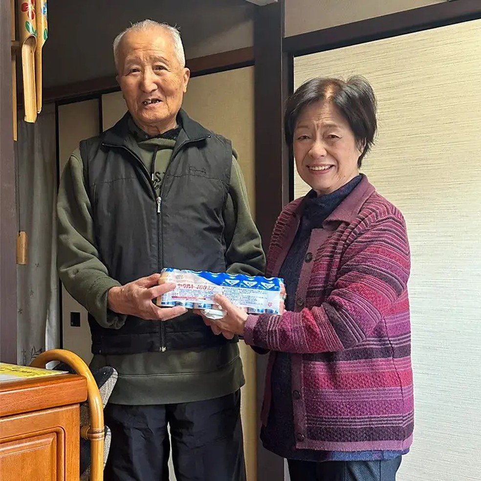 O serviço é especialmente popular entre consumidores idosos. Muitos deles apreciam tanto as visitas regulares das entregadoras, quanto a própria bebida — Foto: Yakult Honsha