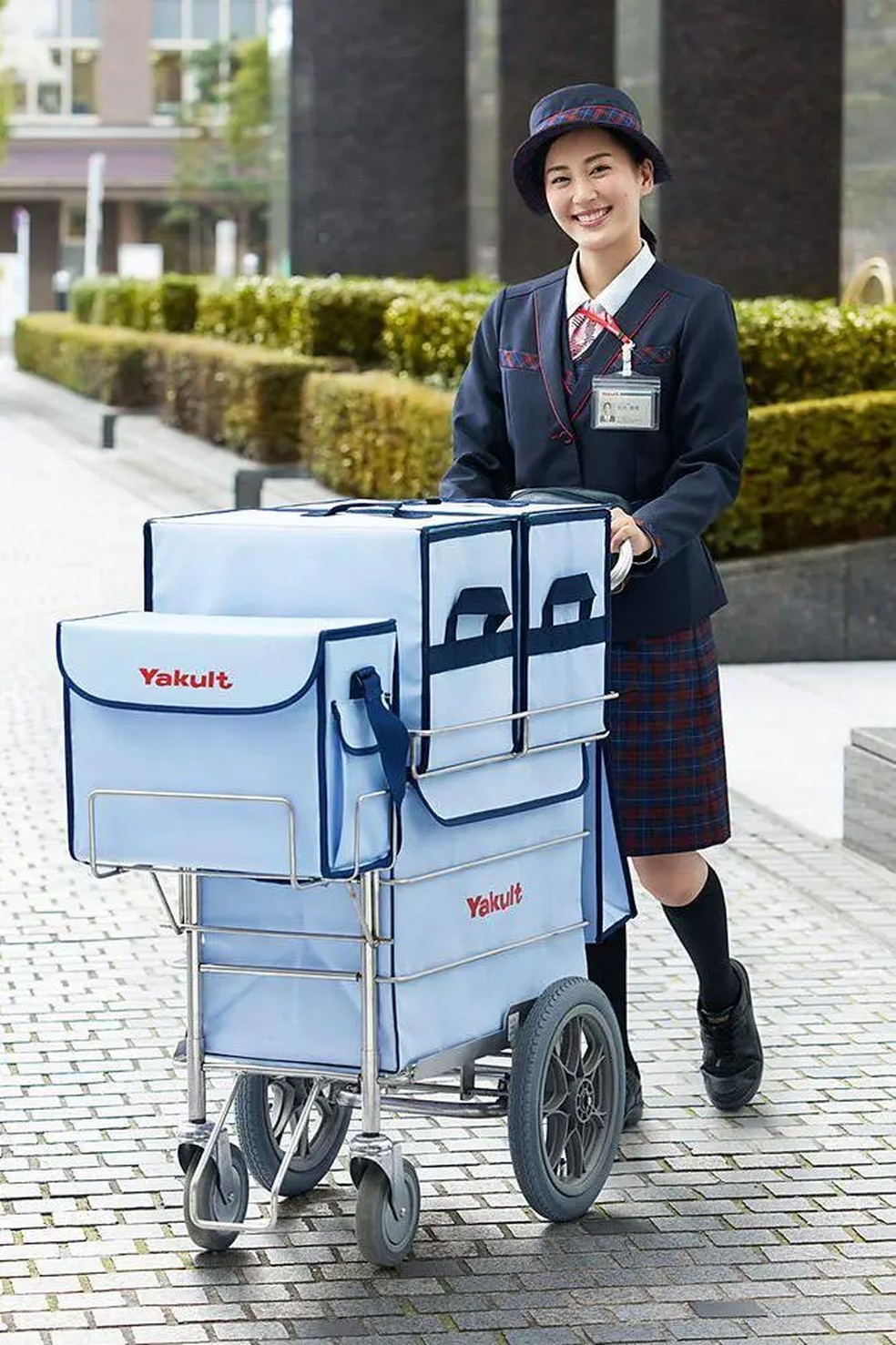 As Moças do Yakult, em sua maioria, são autônomas, o que permite que elas gerenciem o cuidado com os filhos e outras responsabilidades com o trabalho profissional — Foto: Yakult Honsha