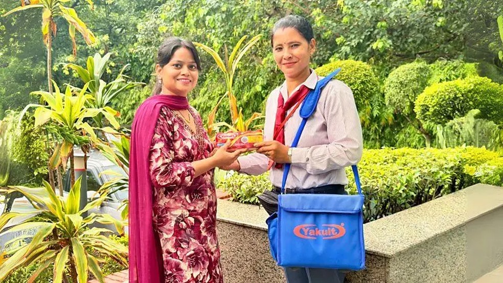 A Yakult expandiu seu modelo de vendas de porta em porta para outros países, como o Brasil e a Índia — Foto: Yakult Índia