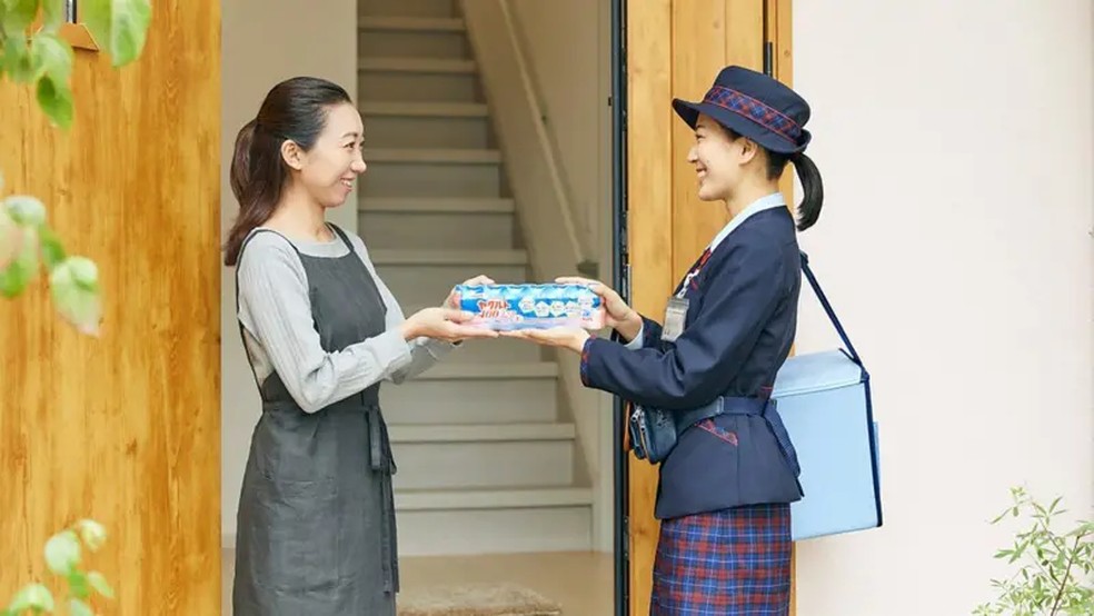 Em um país que envelhece com enorme rapidez, uma rede de entregadoras passou a ser uma fonte vital de conexão e cuidado para combater a solidão — Foto: Yakult Honsha