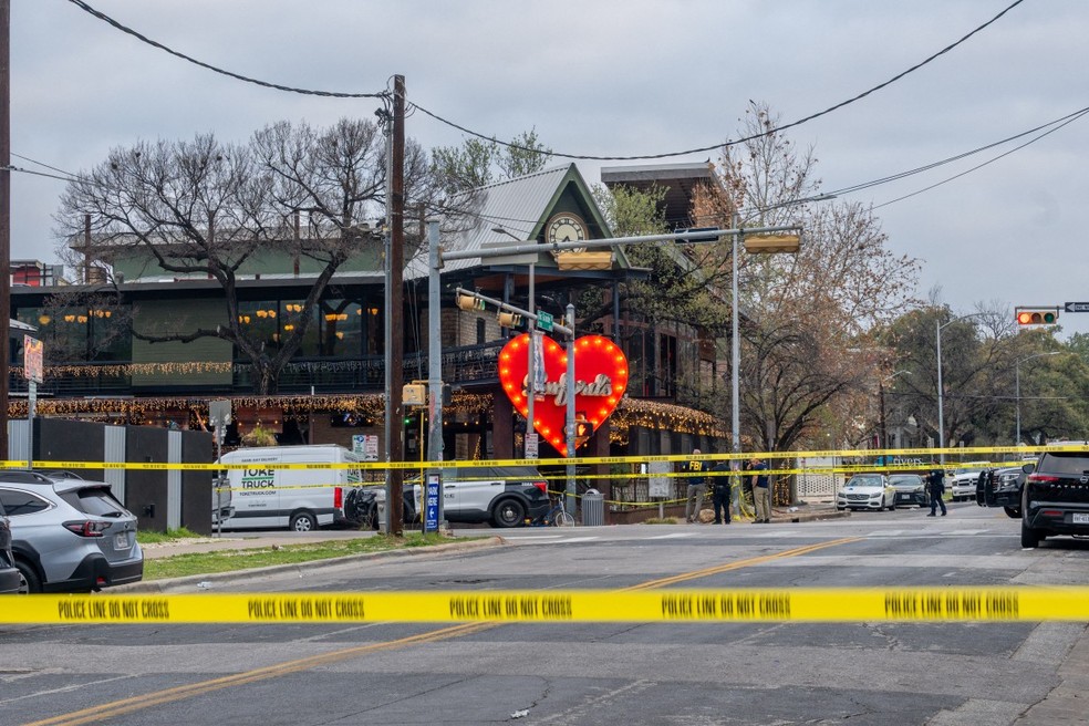 Perímetro entorno do bar Buford's foi isolado para a investigação policial — Foto: Foto por BRANDON BELL / GETTY IMAGES NORTH AMERICA VIA AFP