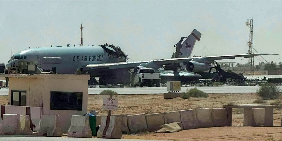 Vista geral mostra avião militar americano destruído na pista da base saudita após ofensiva iraniana; ataque deixou militares feridos e atingiu outras aeronaves — Foto: AFP