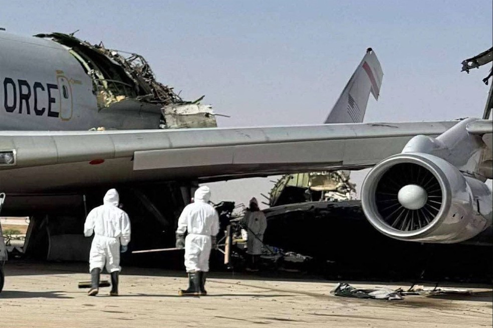 Destroços do avião de vigilância E-3 Sentry, usado para monitoramento aéreo e controle de operações, após ser atingido em ataque na Arábia Saudita — Foto: AFP