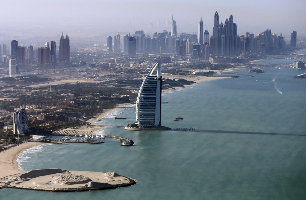 Uma vista geral do luxuoso Hotel Burj al-Arab na área de Jumeirah, em Dubai, Emirados Árabes Unidos — Foto: Karim Sahib/Reuters