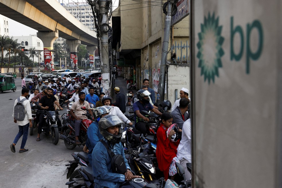 Veículos fazem fila em um posto de combustível, enquanto crescem as preocupações com o abastecimento após o conflito entre EUA e Israel contra o Irã, em Dhaka, capital do país. — Foto: Mohammad Ponir Hossain/Reuters