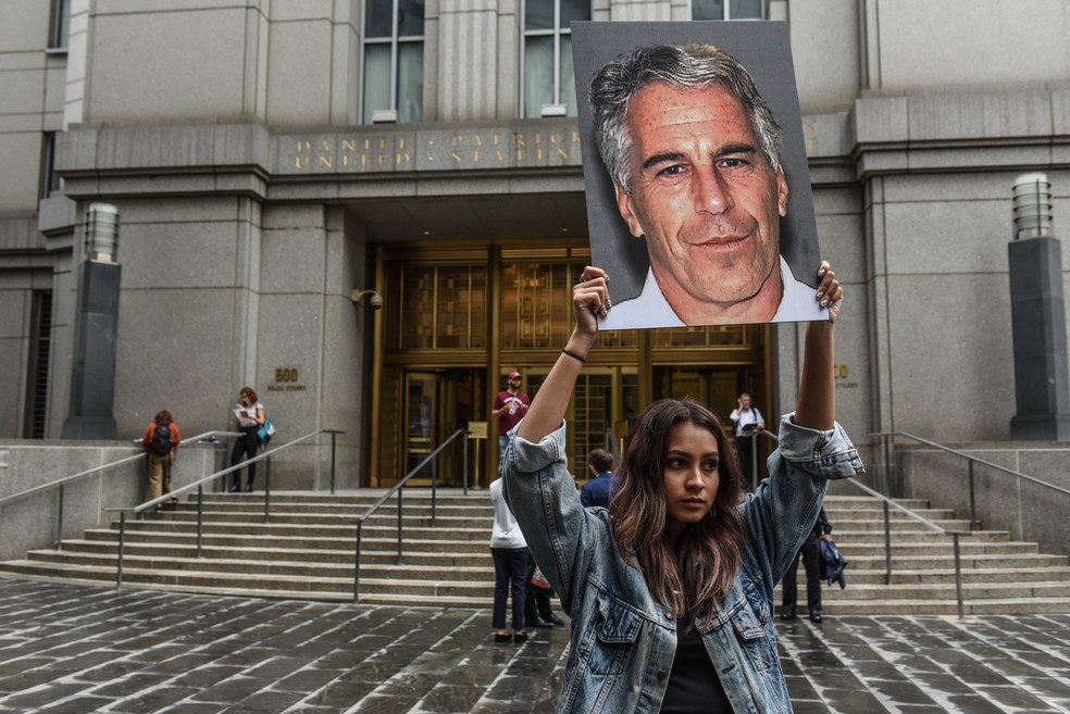 Manifestante protesta contra Jeffrey Epstein, em Nova York. — Foto: Stephanie Keith / Getty Images North America /AFP 