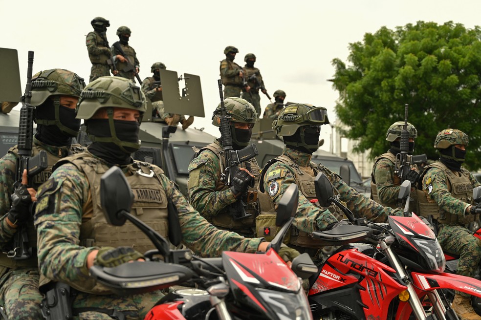 Soldados no posto de comando de La Ferroviaria, em Durán, província de Guayas, Equador, em 15 de março de 2026. — Foto: MARCOS PIN / AFP