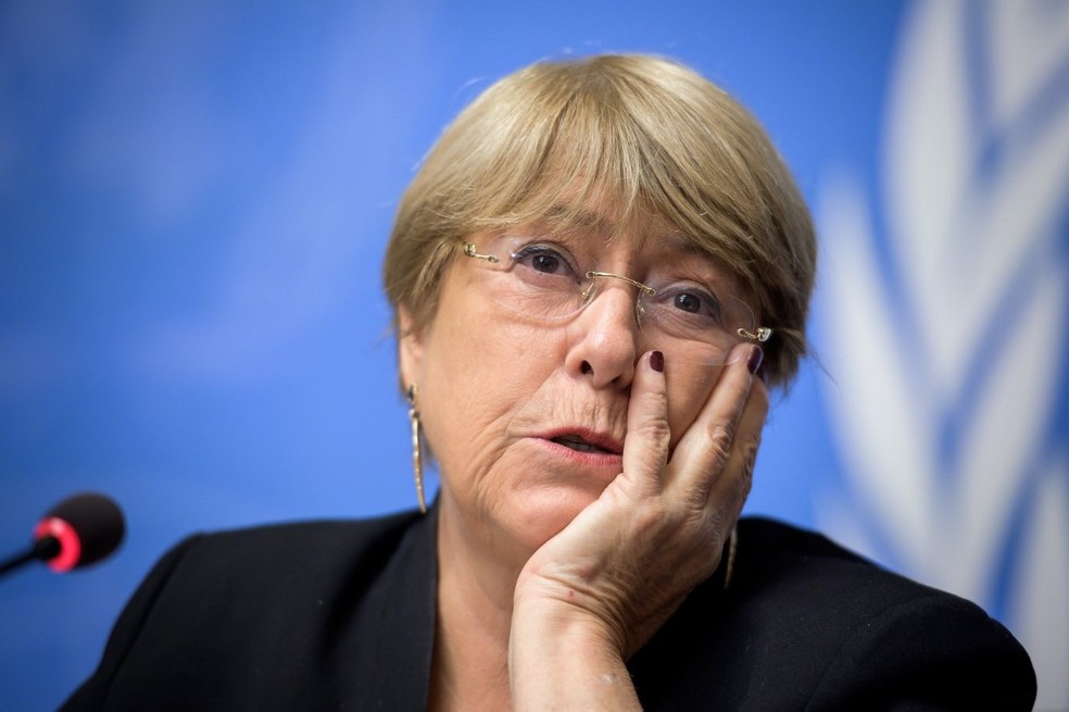 Michelle Bachelet durante entrevista coletiva no dia que marca um ano em que ela está no cargo de alta comissária para direitos humanos da ONU — Foto: Fabrice Coffrini/AFP