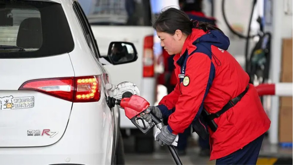 Pessoa abastecendo carro em posto — Foto: Getty Images via BBC