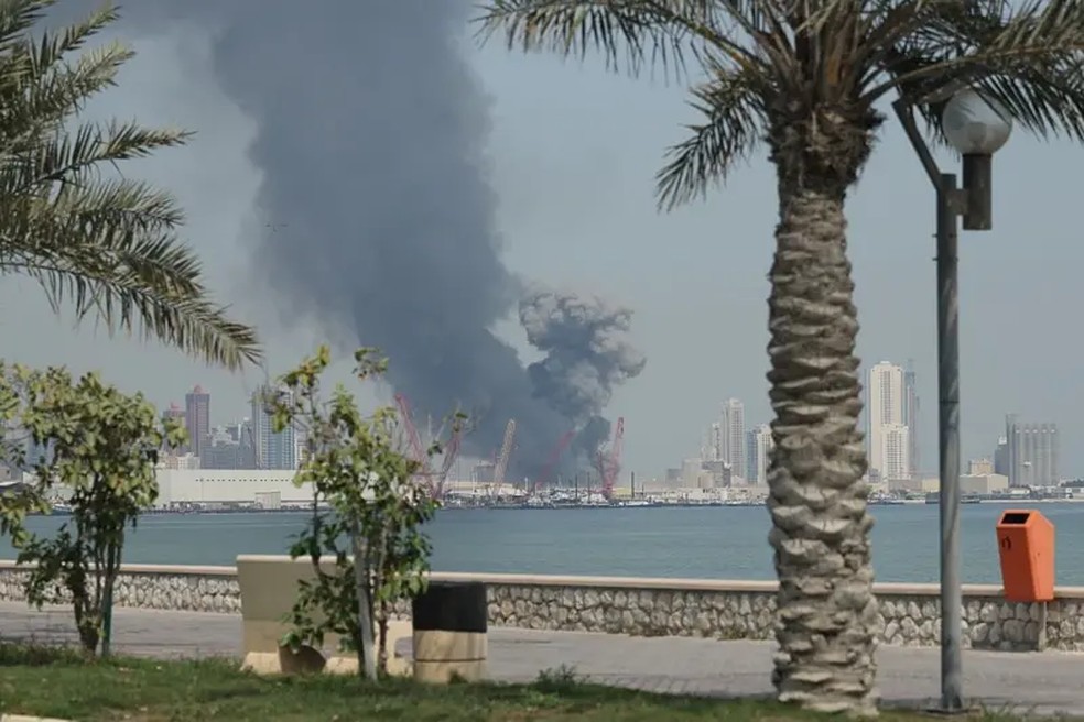 O Irã também atacou as bases militares dos Estados Unidos no Golfo, como a que abriga a Quinta Frota dos Estados Unidos em Manama, a capital do Bahrein — Foto: Anadolu via Getty Images