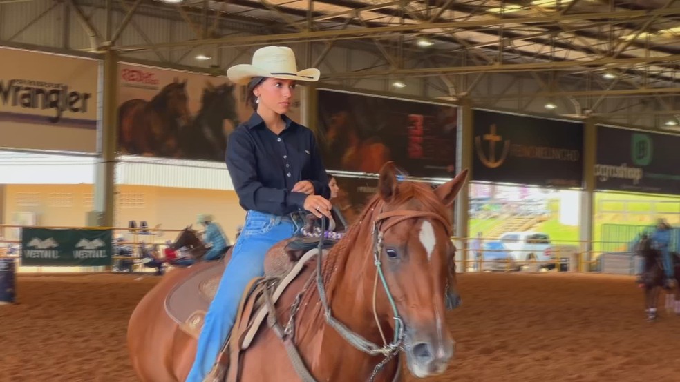 Competidores participam de prova de três tambores durante evento que reúne milhares de atletas e cavalos em Tietê (SP) — Foto: TV TEM/Reprodução