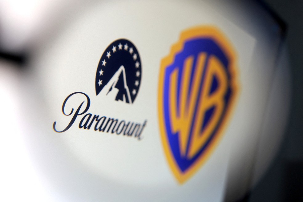 Foto ilustrativa mostra logotipos da Paramount e da Warner Bros — Foto: Reuters