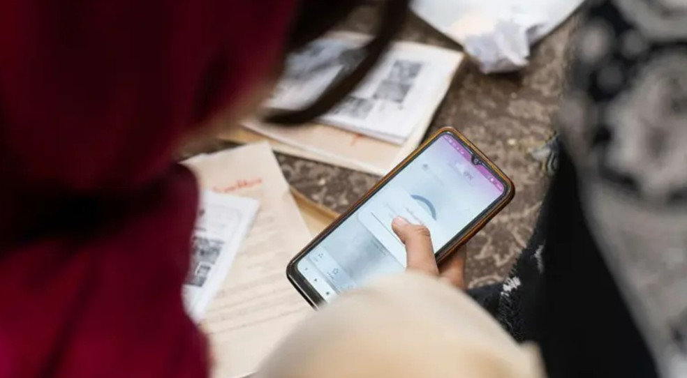Iranianos têm buscado maneiras de contornar as restrições à internet e às ligações telefônicas impostas em tempos de guerra (foto de arquivo de 2025) — Foto: BBC/NurPhoto / Getty Images