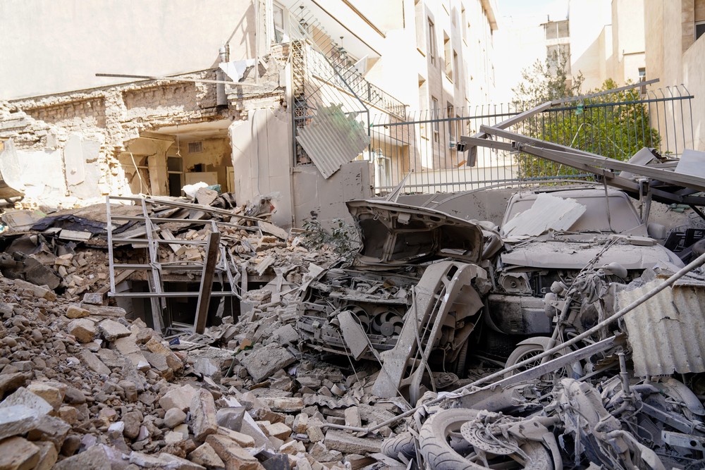 Restos de escombros após um ataque conjunto israelense-americano em Teerã, Irã, sábado, 28 de fevereiro de 2026 — Foto: Amir Kholousi/AP