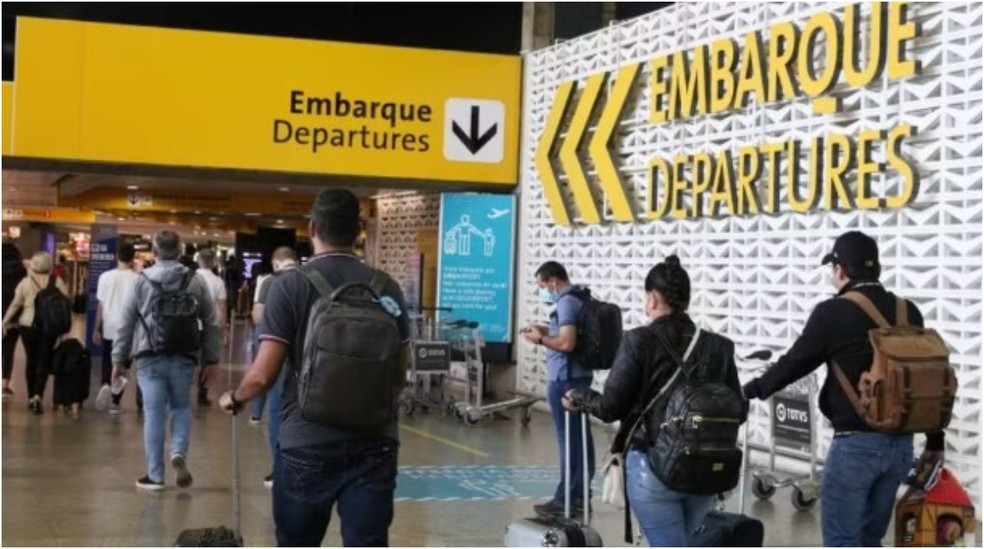 Passageiros no Aeroporto Internacional de Guarulhos, em Cumbica — Foto: Rovena Rosa/Agência Brasil