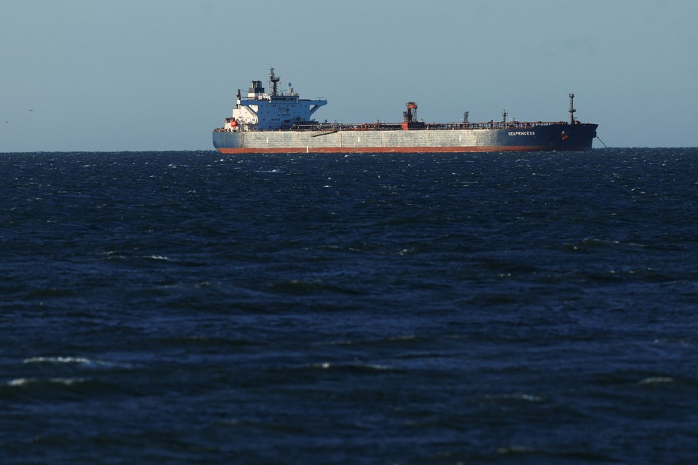 O petroleiro Seaprincess ao largo do Golfo de Fos-sur-Mer, em Port-de-Bouc. — Foto: Manon Cruz/Reuters