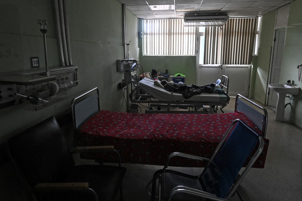 Uma mulher cuida do filho no Centro de Cardiologia Pediátrica William Soler — um dos beneficiários da ajuda humanitária trazida pela flotilha Nuestra América do México — em Havana — Foto: Foto de Yuri Cortez / AFP