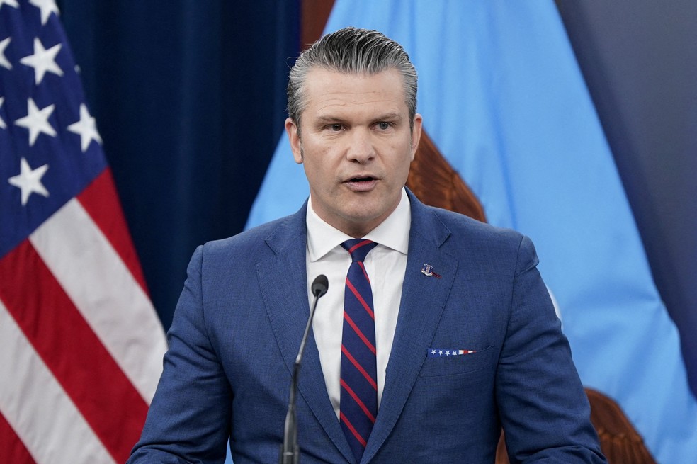 Secretário de Guerra dos Estados Unidos, Pete Hegseth, atualiza informações sobre guerra contra o Irã em 2 de março de 2026. — Foto: REUTERS/Elizabeth Frantz