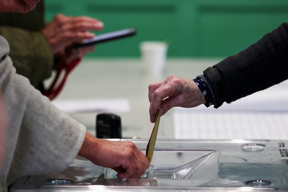 Pessoa vota no primeiro turno das eleições municipais em Paris neste domingo (15) — Foto: Gonzalo Fuentes/Reuters